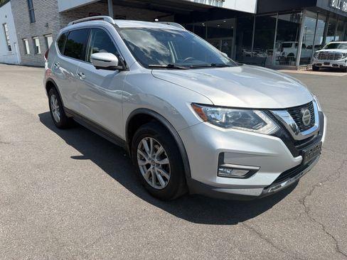 Used 2018 Nissan Rogue SV w/ Premium Package AWD/4WD image 4