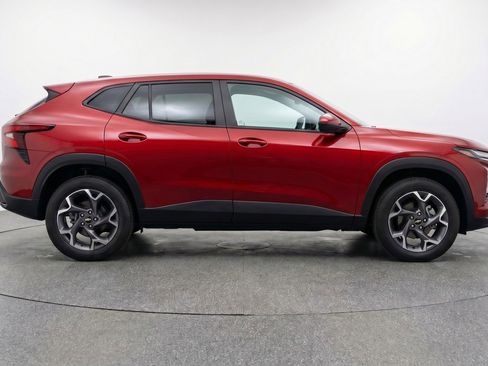 Used 2025 Chevrolet Trax LT image 11