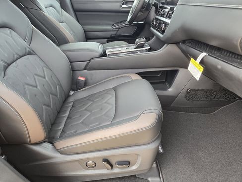 New 2026 Nissan Pathfinder Platinum image 13