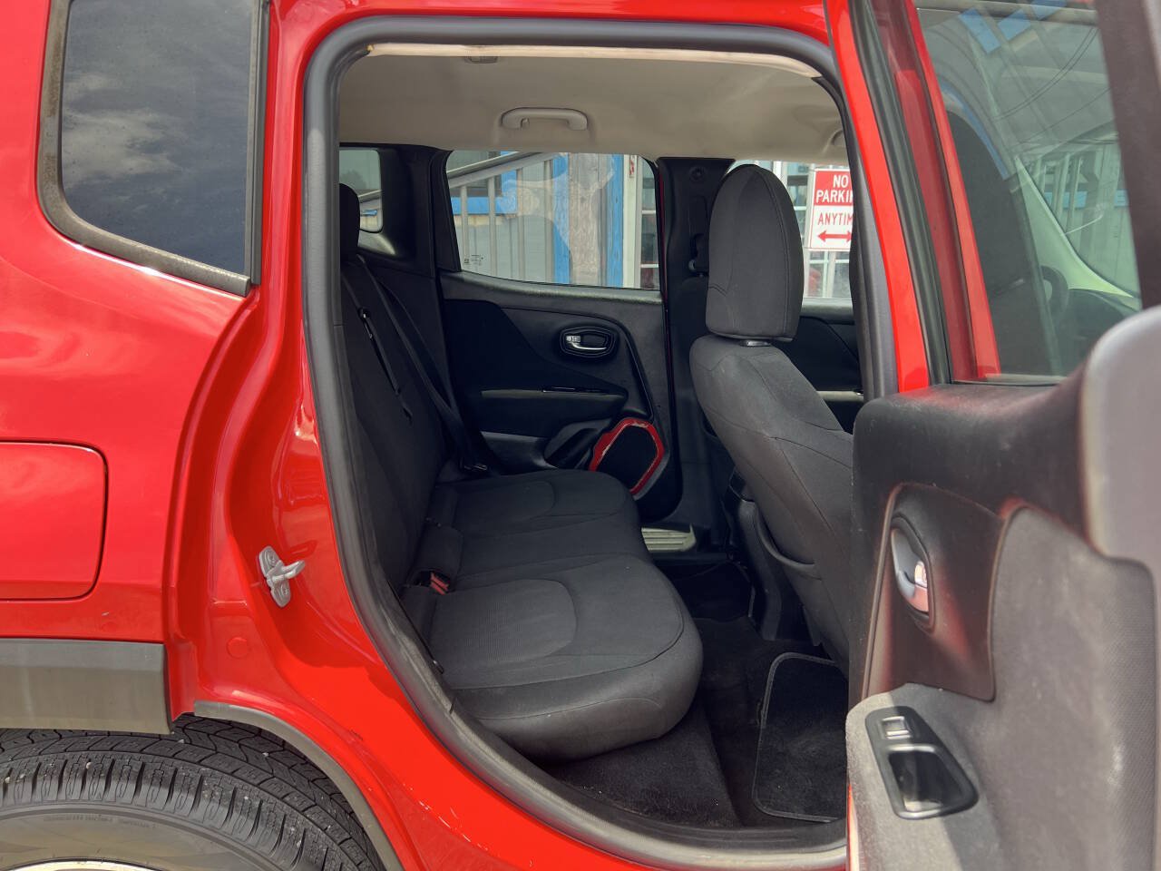 Used 2015 Jeep Renegade Latitude FWD image 13