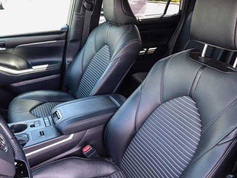 Used 2021 Toyota Highlander XSE FWD image 26