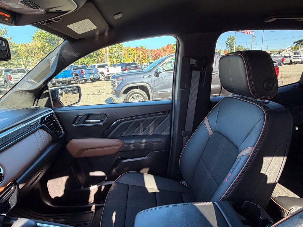 Certified 2025 GMC Canyon AT4 w/ Nightfall Edition AWD/4WD image 27