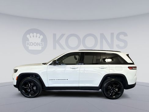 Used 2023 Jeep Grand Cherokee Altitude AWD/4WD image 2