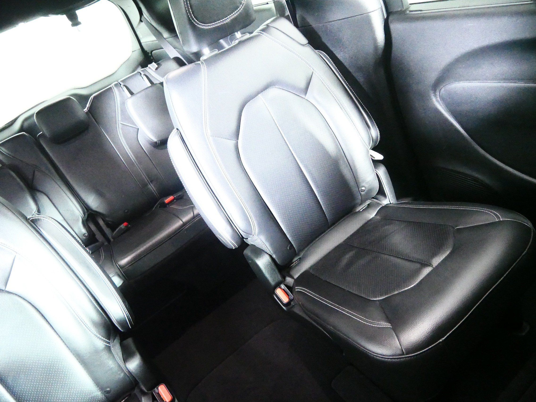 Used 2020 Chrysler Pacifica Touring-L FWD image 14