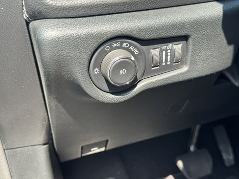 Used 2025 Chrysler Pacifica Limited FWD image 36