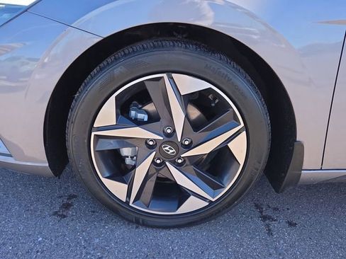 Used 2023 Hyundai Elantra SEL w/ Convenience Package image 9