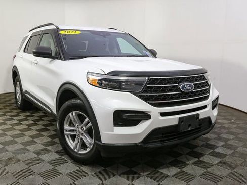 Used 2021 Ford Explorer XLT image 3