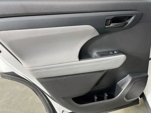 Used 2022 Toyota Highlander LE FWD image 28