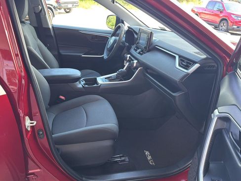 Used 2020 Toyota RAV4 LE FWD image 13