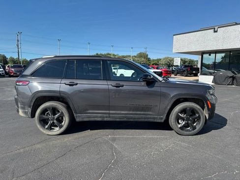 Used 2023 Jeep Grand Cherokee Altitude AWD/4WD image 12