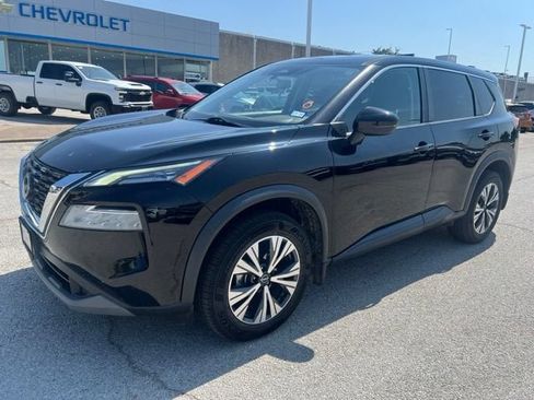 Used 2022 Nissan Rogue SV FWD image 2