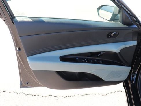 Used 2025 Hyundai Elantra Limited image 9