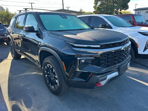 Used 2025 Chevrolet Traverse Z71 w/ Driver Confidence Package AWD/4WD image 3