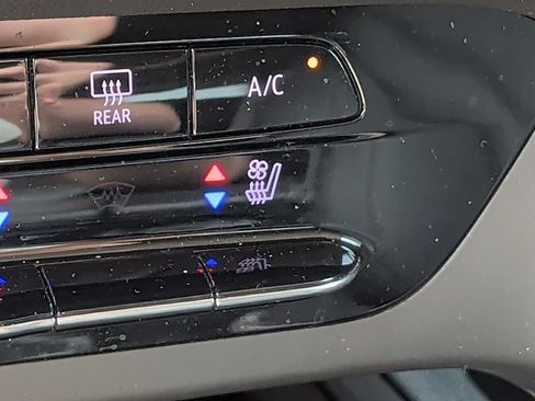 Used 2021 Buick Envision Avenir w/ Technology Package II AWD/4WD image 27