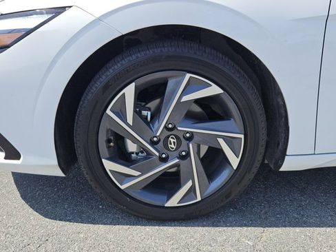 Used 2025 Hyundai Elantra SEL FWD image 9