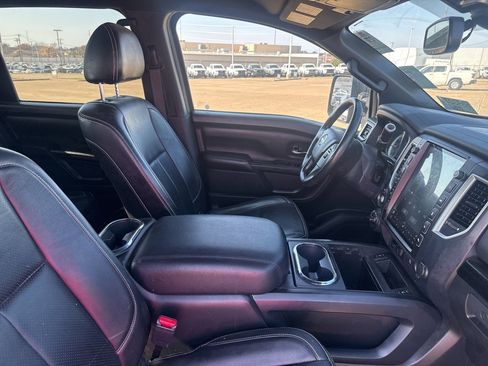 Used 2019 Nissan Titan SV w/ SV Convenience Package image 12