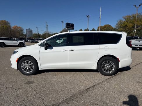 New 2026 Chrysler Pacifica Select image 4
