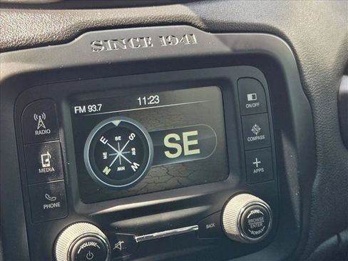 Used 2017 Jeep Renegade Latitude FWD image 10