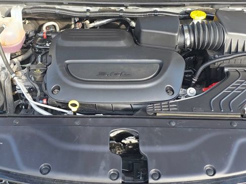 Certified 2024 Chrysler Pacifica Touring-L FWD image 12