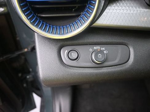 Used 2025 Chevrolet Trax LT FWD image 19