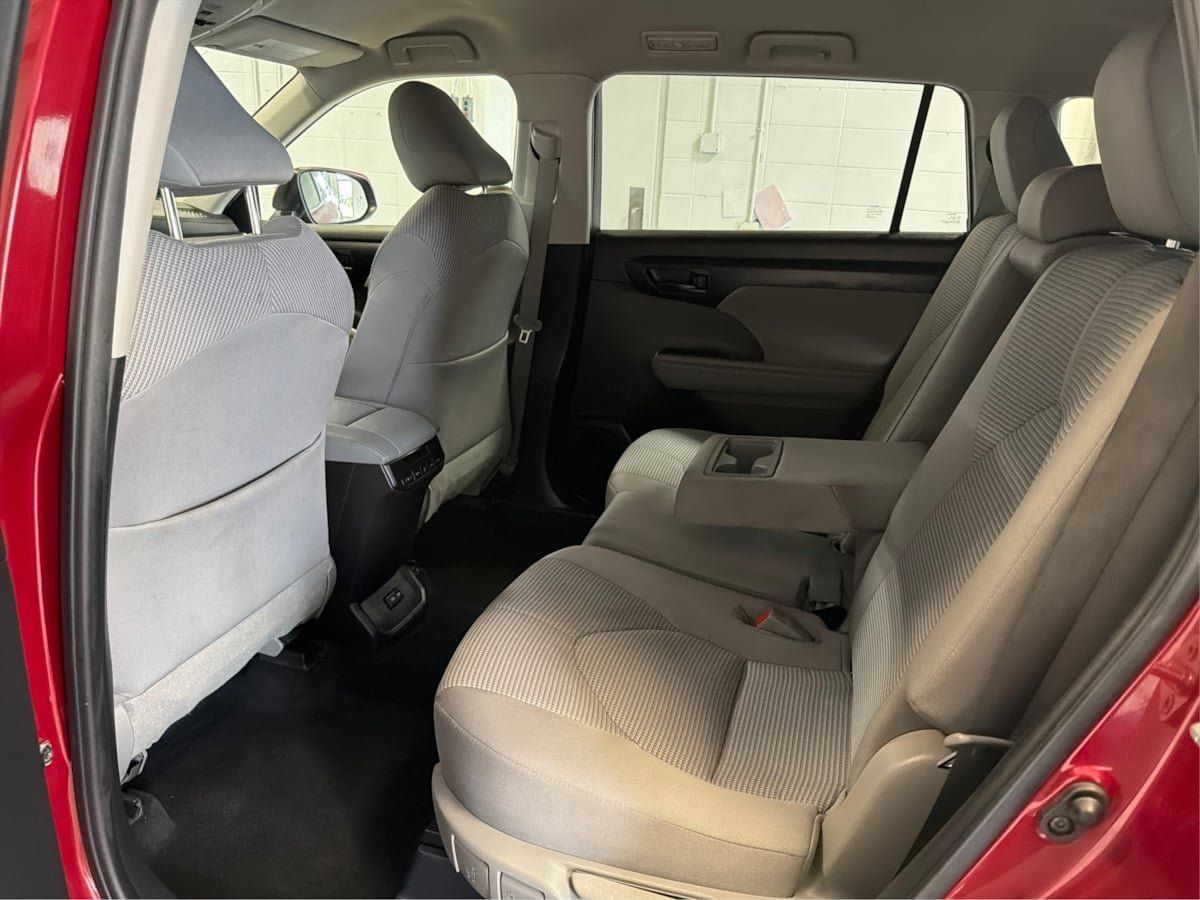 Used 2022 Toyota Highlander LE AWD/4WD image 10