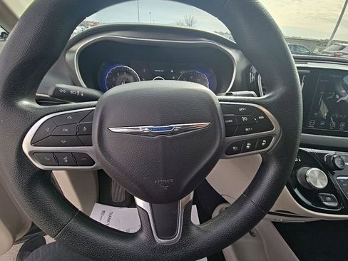 Used 2020 Chrysler Pacifica Touring w/ Advanced Safetytec Group image 14