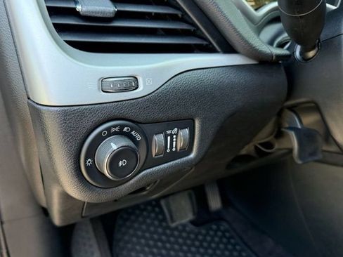 Used 2017 Jeep Cherokee Trailhawk w/ Cold Weather Group AWD/4WD image 17