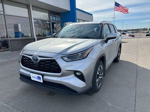 Used 2023 Toyota Highlander XLE image 1