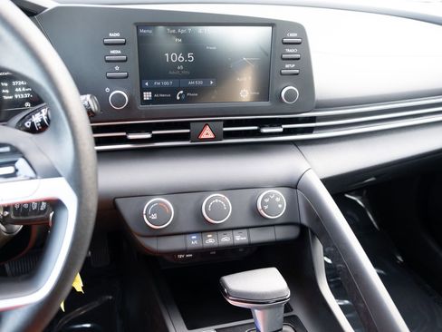 Used 2023 Hyundai Elantra SE FWD image 3