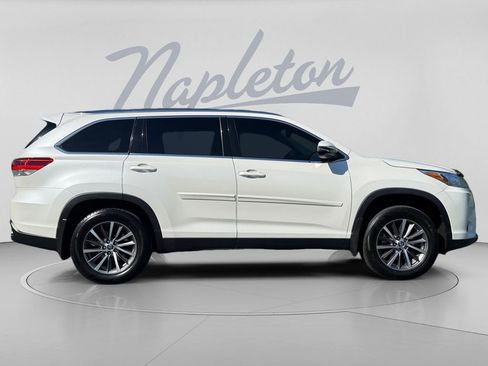 Used 2019 Toyota Highlander XLE AWD/4WD image 9