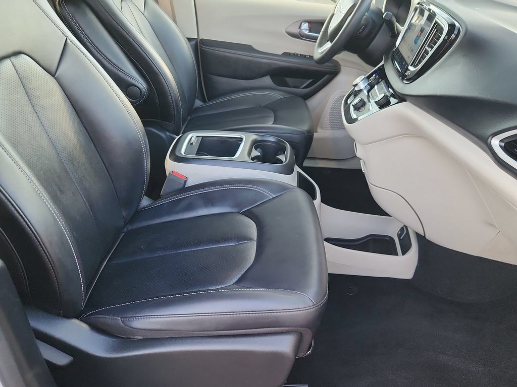 Used 2024 Chrysler Pacifica Touring-L FWD image 14