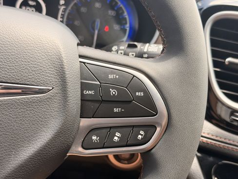 Used 2026 Chrysler Pacifica Pinnacle FWD image 30