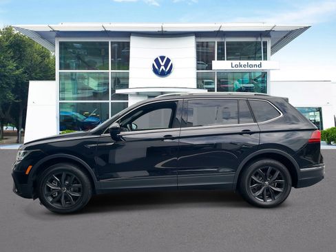 Used 2024 Volkswagen Tiguan SE w/ Panoramic Sunroof Package FWD image 5