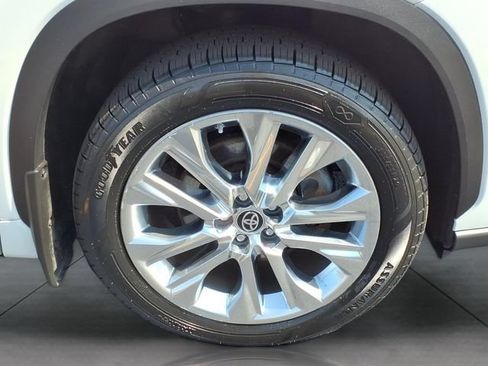 Certified 2024 Toyota Highlander Limited AWD/4WD image 31
