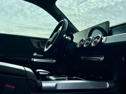 Used 2021 Mercedes-Benz GLB 250 4MATIC image 9