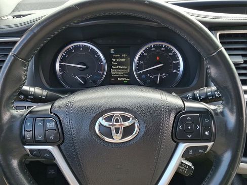 Used 2019 Toyota Highlander XLE AWD/4WD image 21