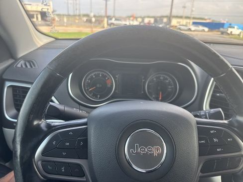 Used 2020 Jeep Cherokee Latitude Plus w/ Comfort/Convenience Group AWD/4WD image 17