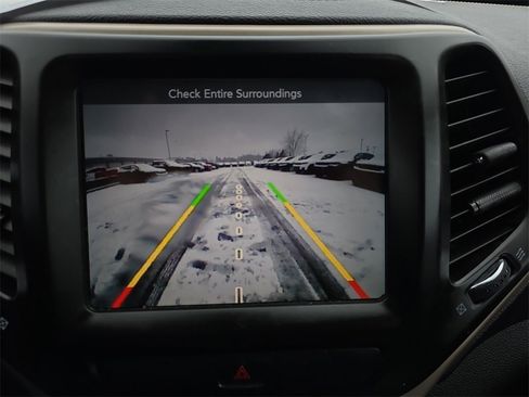 Used 2015 Jeep Cherokee Limited image 18