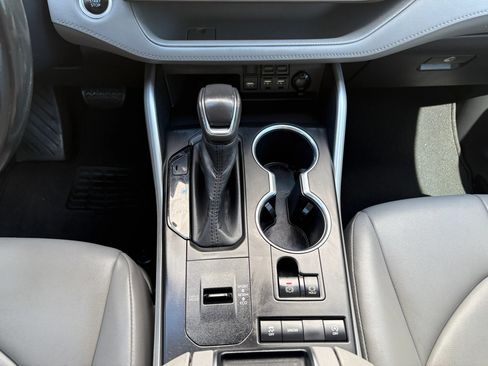 Used 2020 Toyota Highlander XLE FWD image 15