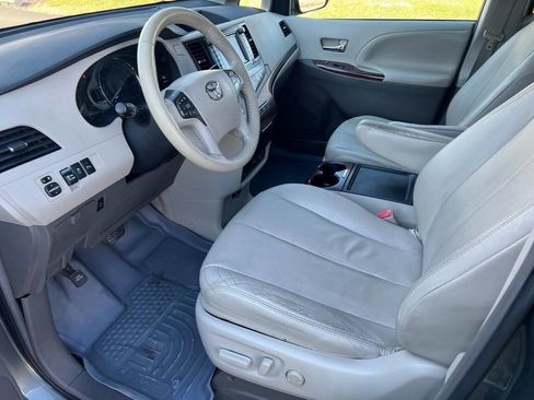 Used 2012 Toyota Sienna XLE w/ Premium Pkg image 13