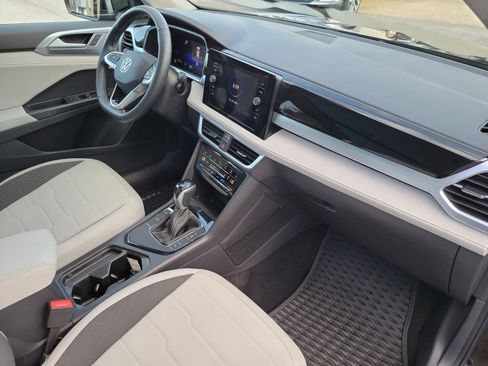 Certified 2025 Volkswagen Taos SE w/ Panoramic Sunroof Package image 32