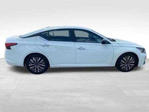 Used 2025 Nissan Altima 2.5 SV FWD image 9