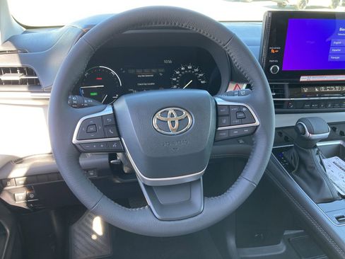 Certified 2025 Toyota Sienna XLE image 11