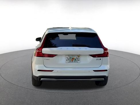 Used 2025 Volvo V60 B5 Cross Country Plus image 12