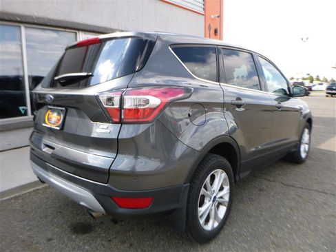 Used 2017 Ford Escape SE w/ SE Cold Weather Package AWD/4WD image 3