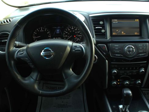 Used 2014 Nissan Pathfinder SV image 25