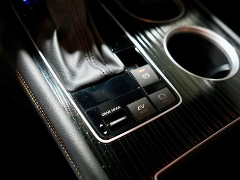 Used 2025 Toyota Sienna XLE Woodland Edition image 23