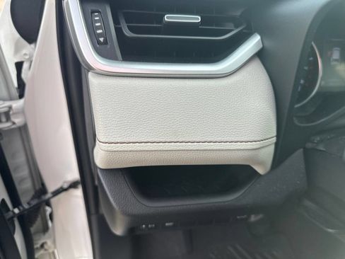 Used 2019 Toyota RAV4 XLE Premium FWD image 10