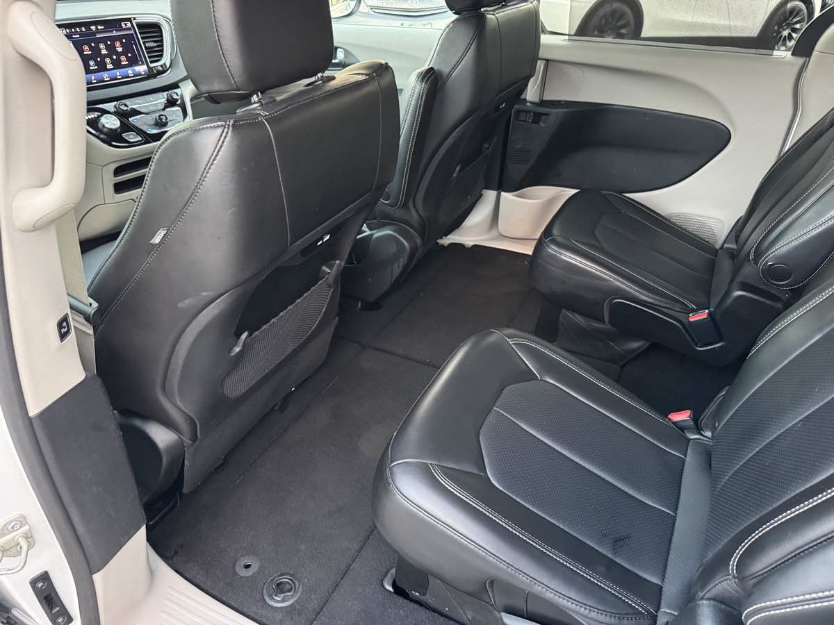 Used 2023 Chrysler Pacifica Touring-L FWD image 25