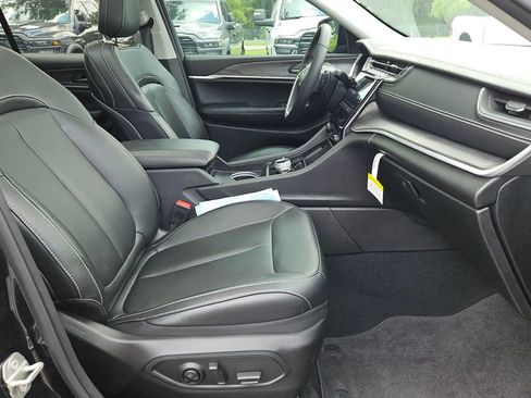 Used 2024 Jeep Grand Cherokee Limited w/ Black Appearance Package AWD/4WD image 15